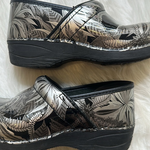 Dansko xp 2.0 Clog Metallic Jungle Sz Eur 38 US 7.5 or 8 - Picture 6 of 7